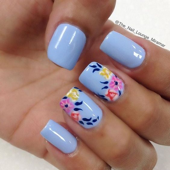 unhas azuis no formato simples decoradas com flores