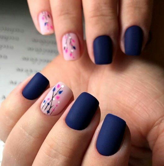 decoração em unhas com a cor azul marinho