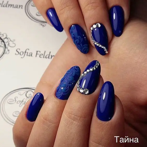 unhas estilosas na cor azul marinho