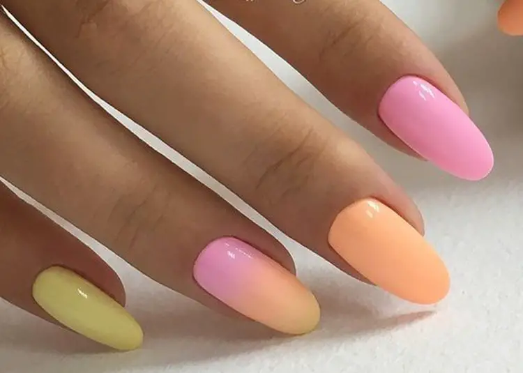 unhas coloridas com três tons e efeito degradê