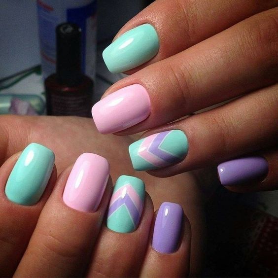 unhas decoradas com três candy colors 