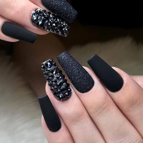 nails black - pretas decoradas com pedras