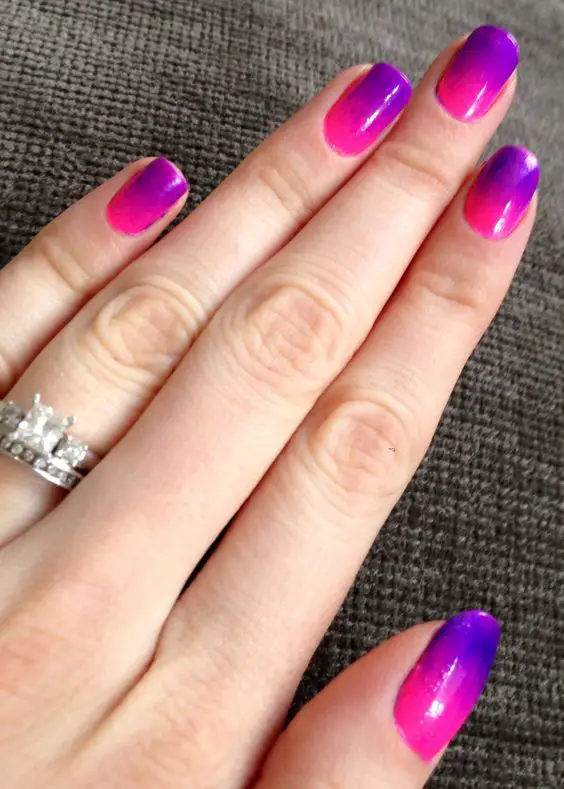 unhas esmaltadas com rosa e roxo neon