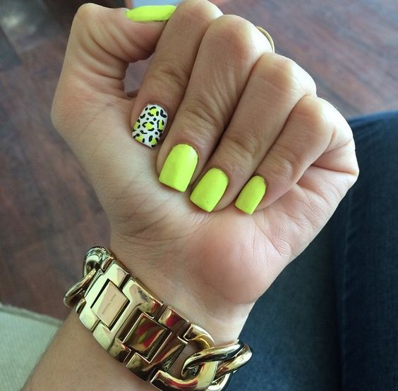 unhas com amarelo neon e oncinha