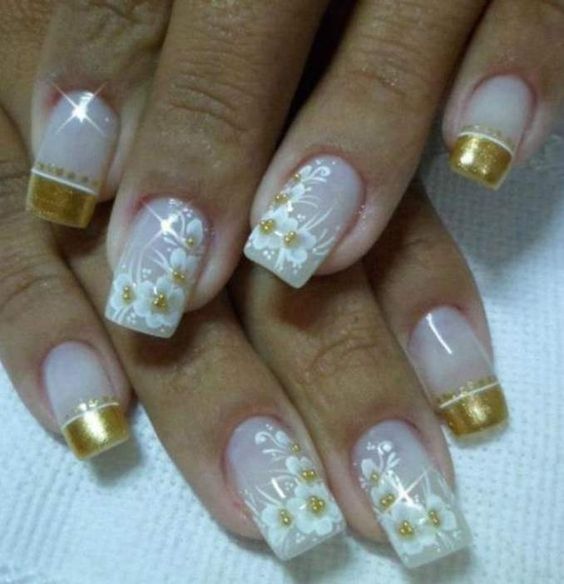 unhas com flores na cor dourada