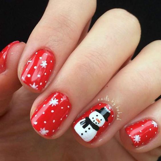 unhas vermelhas com desenhos de boneco de neve