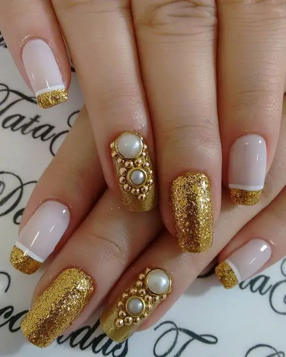 unhas com muito brilho dourado para o natal