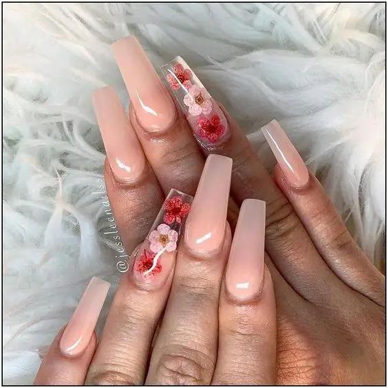 unhas de polygel decoradas com flores