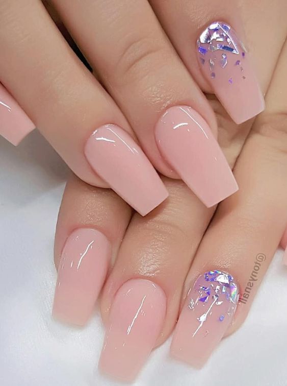 unhas com brilhos simples e lindos