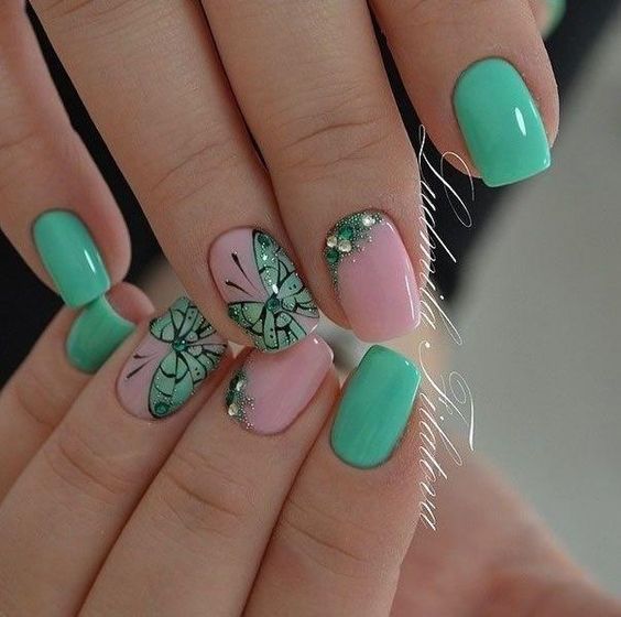 decoração de unhas bonitas com borboletas verdes
