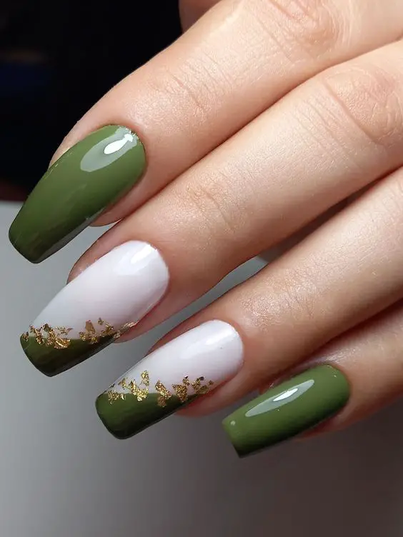 Esmaltação de unhas verde com branco e folhas de ouro