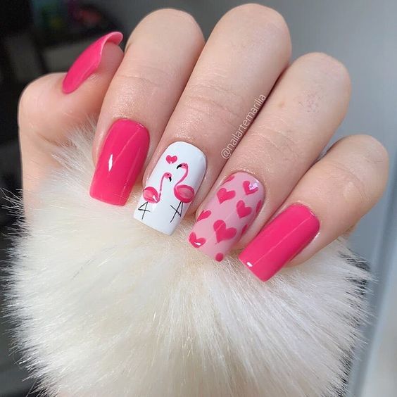 unhas cor de rosa decoradas com flamingos e corações