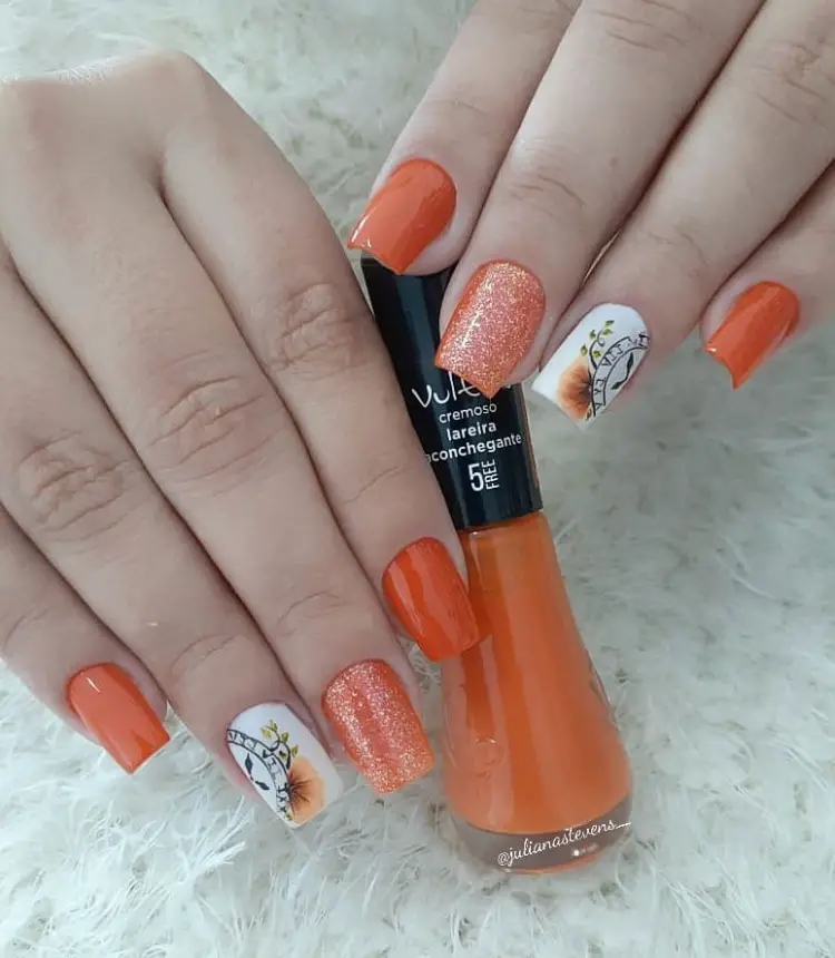 mãos bonitas exibindo unhas esmaltadas com laranja