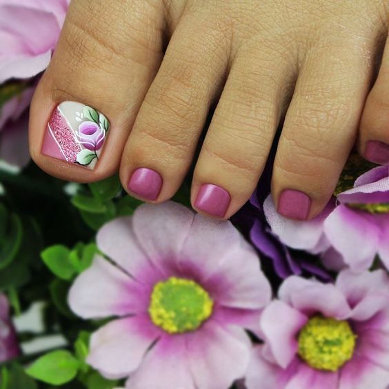 unhas dos pés simples com flores