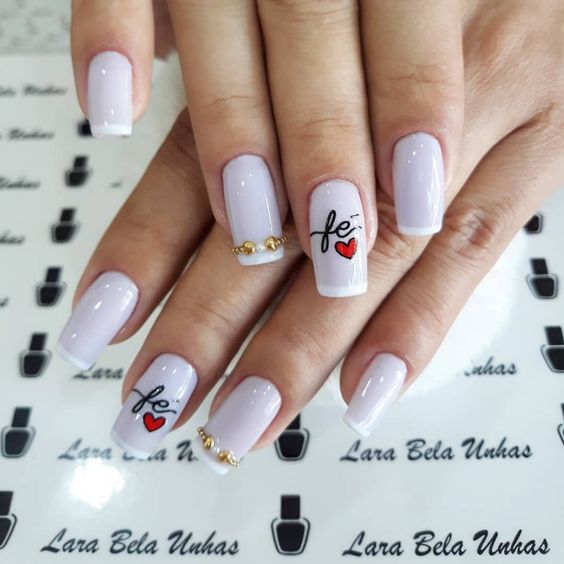 unhas decoradas com a palavra fé em filha única