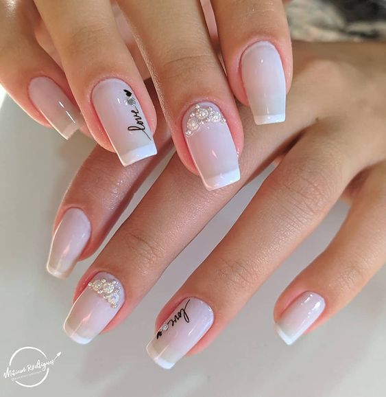 unhas decoradas com pedras e com escritas de amor