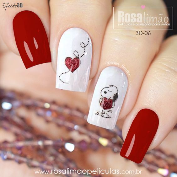 unhas vermelhas decoradas com snoppy e coração