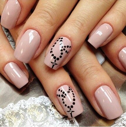 unhas nude com desenhos de terço