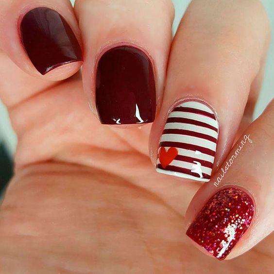 foto de unhas decoradas com corações vermelhos