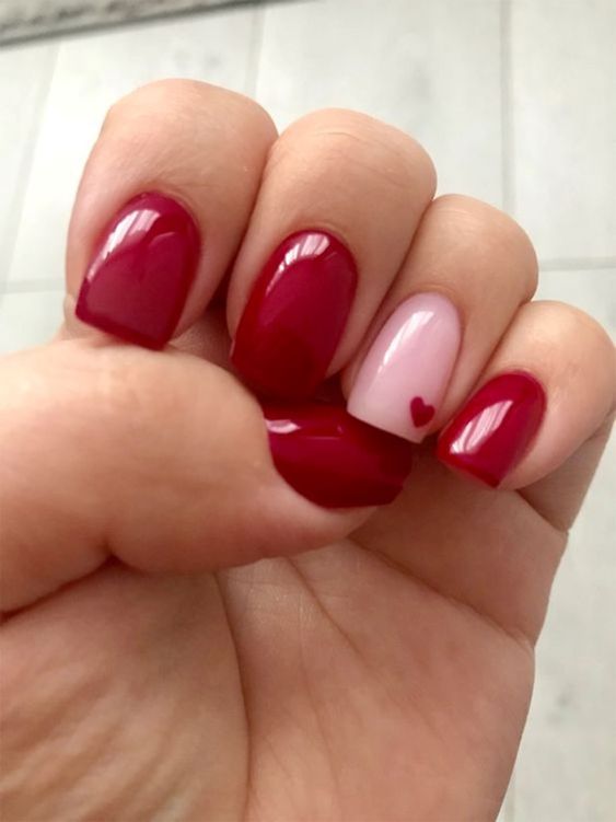 unhas vermelhas com coração em filha única