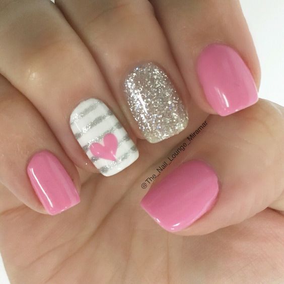 unhas cor de rosa com decoração de coração