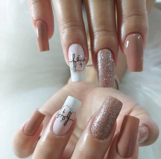 unhas lindas com a palavra fé desenhada