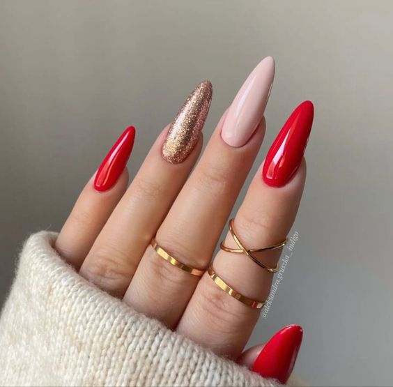 unhas com vermelho e dourado