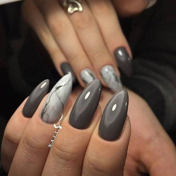 unhas de gel decoradas com técnica de marmoreio