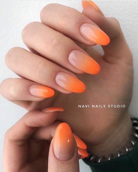 unhas de gel estilo degrade nas cores laranja e branco