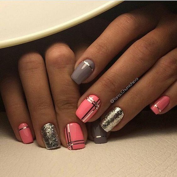 unhas cor de rosa com detalhes de listras prateadas e brilhos