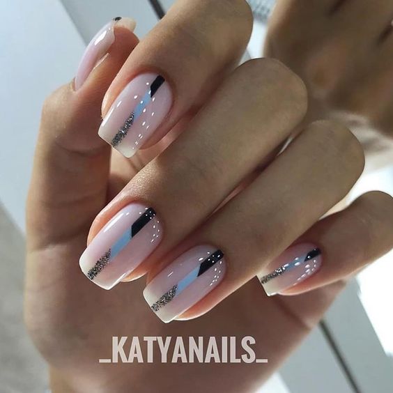 unhas lindas e simples com decoração de listra branca preta e prateada