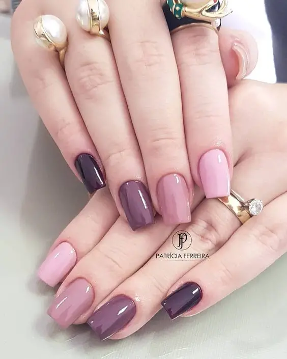 unhas em gel com tons dentro da mesma paleta de cor rosa e roxo