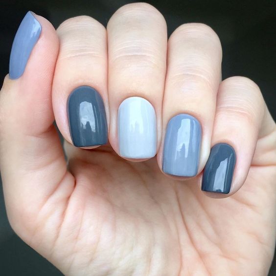 ideia de unhas em gel com tons dentro da mesma paleta de cor azul