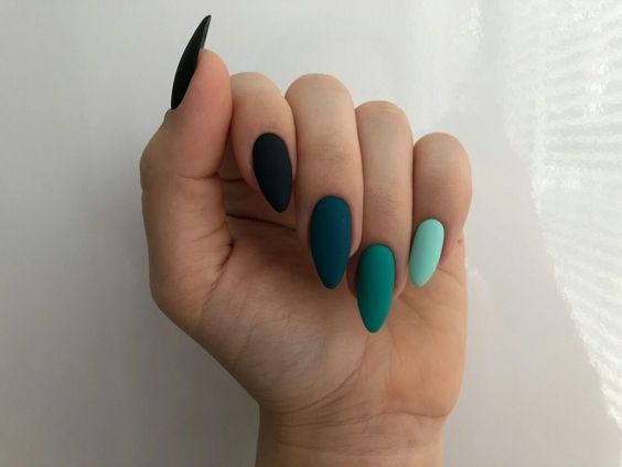 lindo modelo de unhas em gel com tons dentro da mesma paleta de cor verde