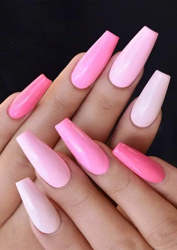 exemplo de unhas em gel decorada com tons dentro da mesma paleta de cor rosa