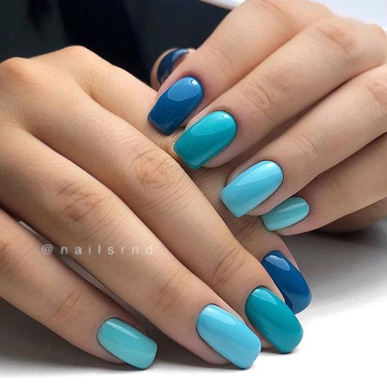 unhas em gel decoradas com tom azul turquesa monocromático