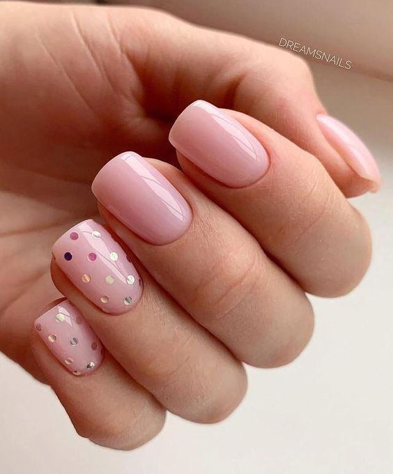 unhas delicada em gel decorada com estampa de poá prateada