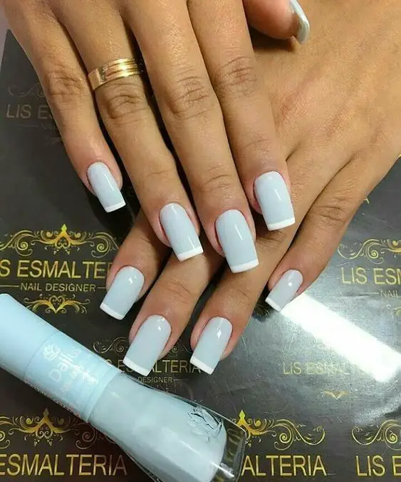 unhas azuis com francesinha branca