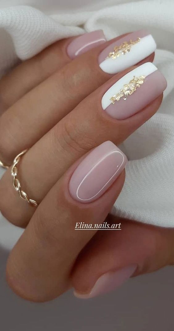 unhas cor de rosa decoradas meio a meio com branco