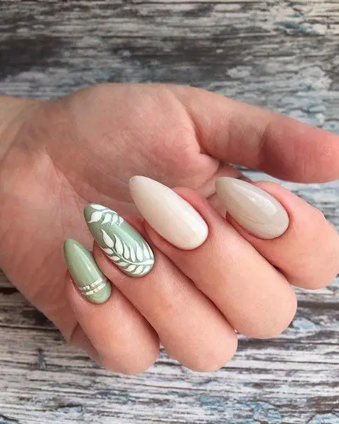 unhas de gel em tons de branco e verde musgo