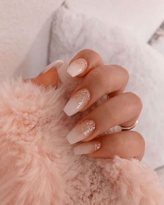 unhas de gel encapsuladas com brilhos dourados