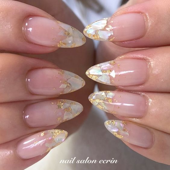 unhas de gel com decorações em dourado e branco