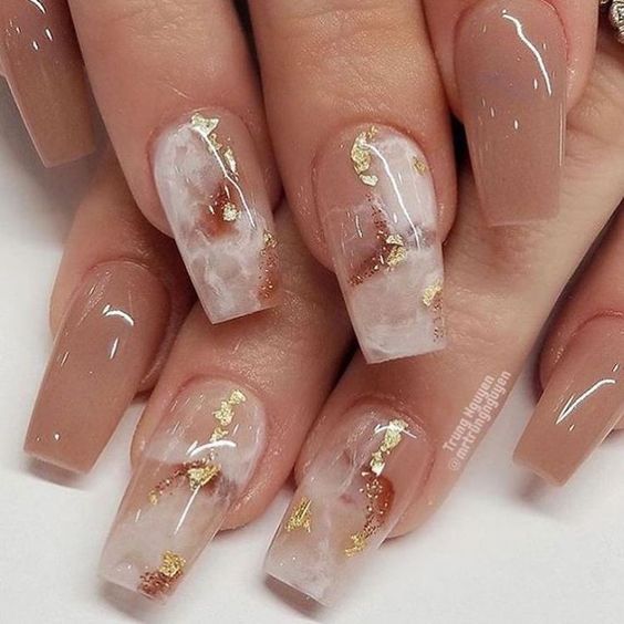 unhas de gel com estilo de pedra marmorizada dourada