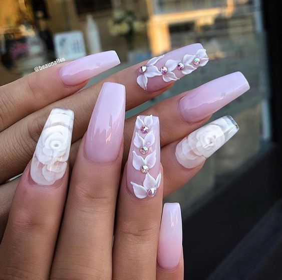 unhas de gel bailarina com decorações florais brancas