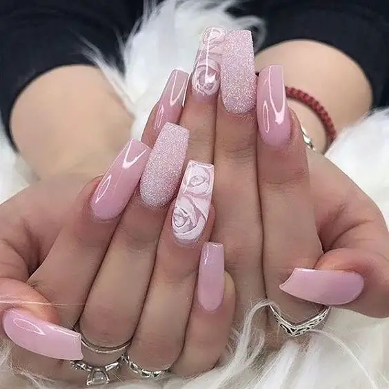 unhas de gel rosa com formato popular de bailarina