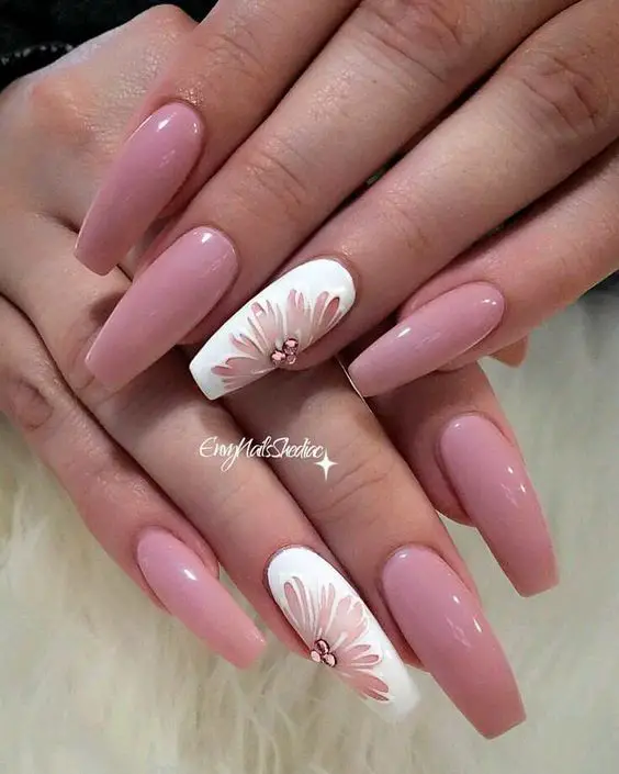 modelo de unha em gel rosa com padrão floral rosa