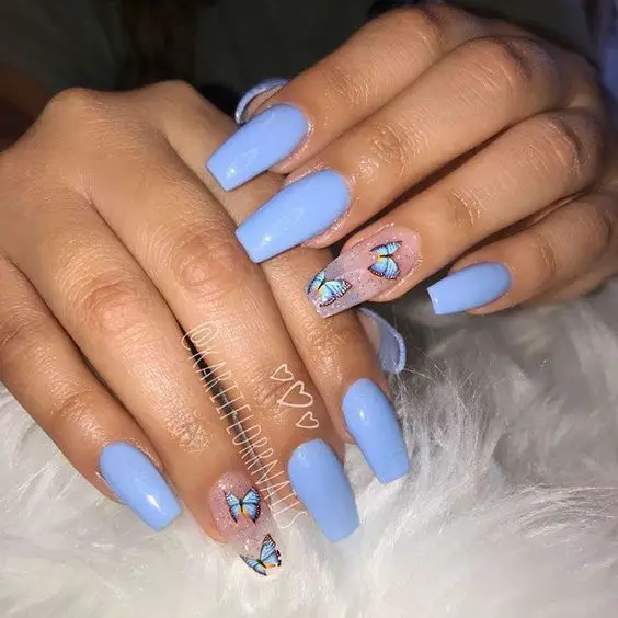 unhas de gel bailarina com borboletas azuis