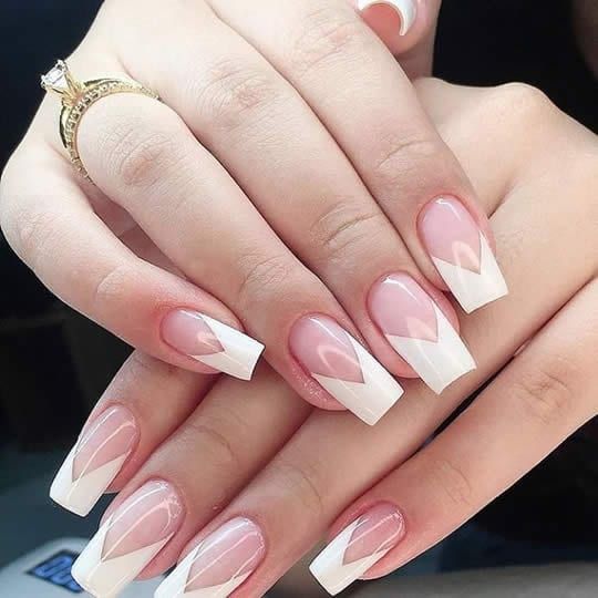 unhas de gel com francesinha invertida branca