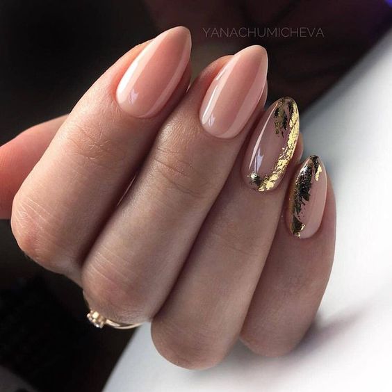 unhas em gel naturais decoradas com pequenas folhas de ouro