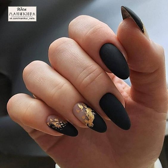 unhas pretas decoradas com folha de ouro simples